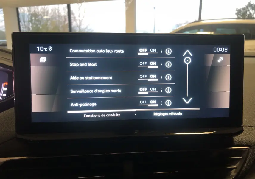 Écran tactile intérieur du Peugeot 3008 1.2i 130 GT affichant les réglages d'aides à la conduite.