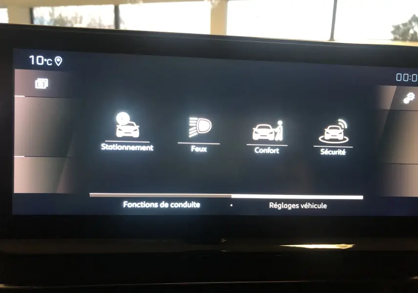 Écran tactile intérieur du Peugeot 3008 1.2i 130 GT affichant les options Stationnement, Feux, Confort et Sécurité.