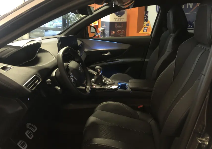 Intérieur avant du Peugeot 3008 1.2i 130 GT 2022, sièges noirs, tableau de bord moderne avec écran tactile et volant compact.