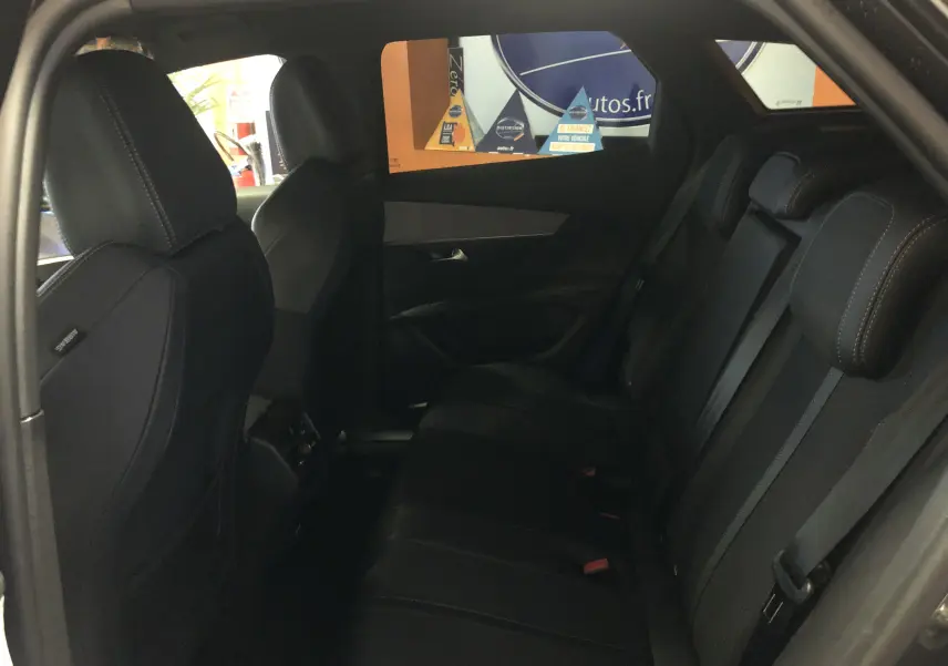 Vue intérieure arrière droite du Peugeot 3008 1.2i 130 GT 2022 avec sièges noirs en Mi-TEP et tissu Belomka