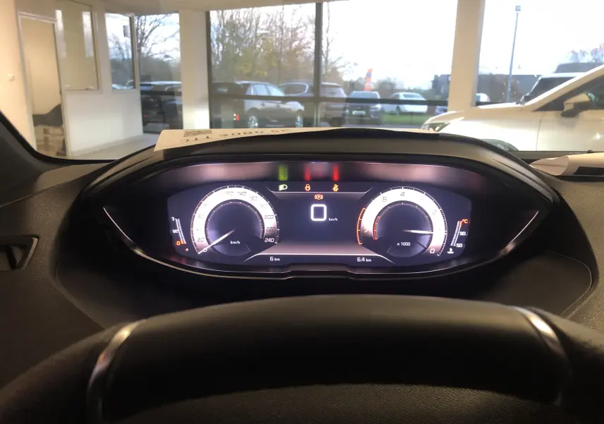 Vue depuis le siège conducteur du tableau de bord numérique du Peugeot 3008 gris platinium avec affichage digital moderne.
