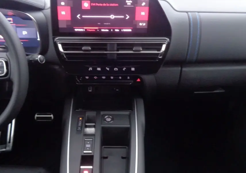 Intérieur du Citroën C5 Aircross 2022, vue centrale du tableau de bord avec écran tactile et console noire élégante.