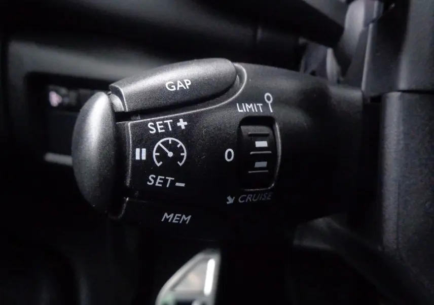Gros plan sur la commande de régulateur de vitesse du Citroën C5 Aircross noir perle, version 2022.