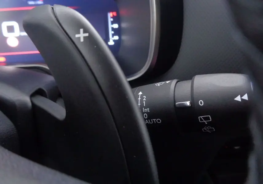 Gros plan sur la palette de changement de vitesse "+" et la commande d'essuie-glace du Citroën C5 Aircross noir perle, version 2022.