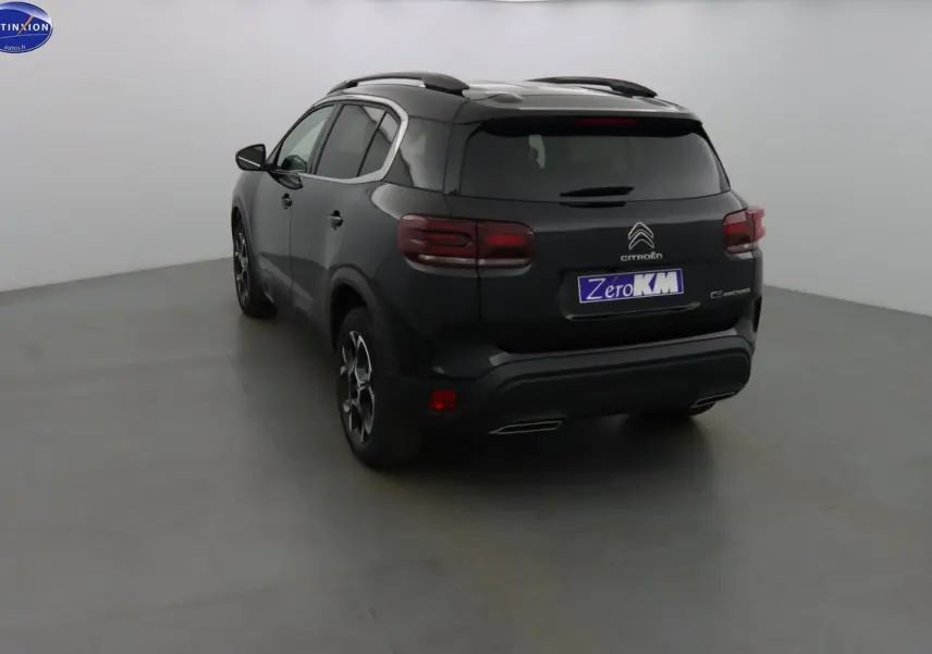 Vue 3/4 arrière d'un Citroën C5 Aircross noir perle avec feux arrière caractéristiques et jantes bi-ton.