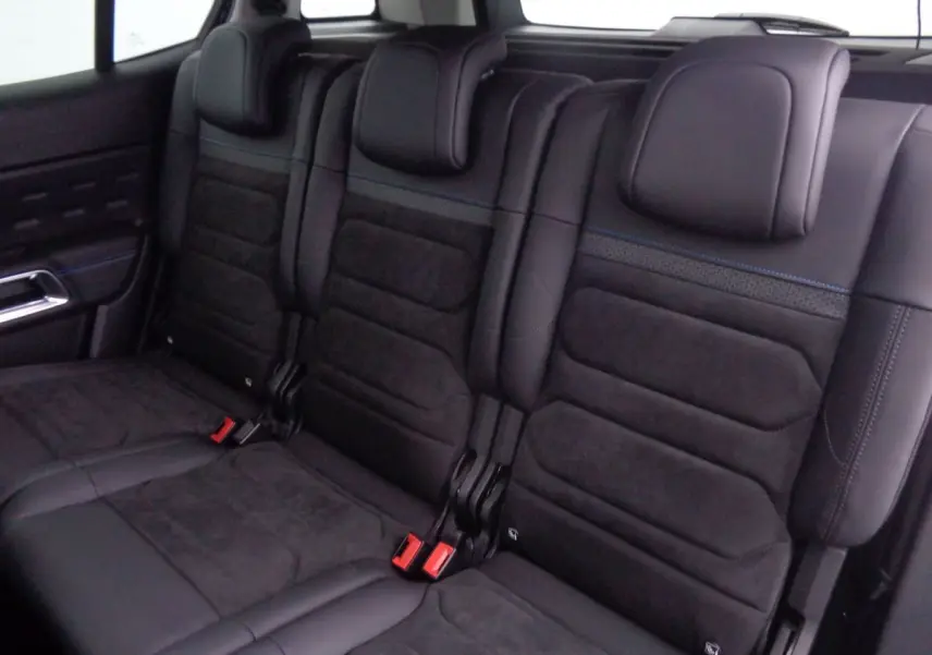 Vue rapprochée des sièges arrière en cuir noir et alcantara du Citroën C5 Aircross 2022 finition Shine.