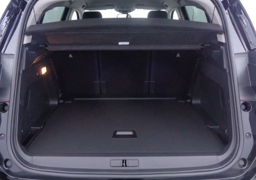 Coffre ouvert vu de l'arrière d'un Citroën C5 Aircross noir perle, montrant un espace de chargement spacieux et propre.