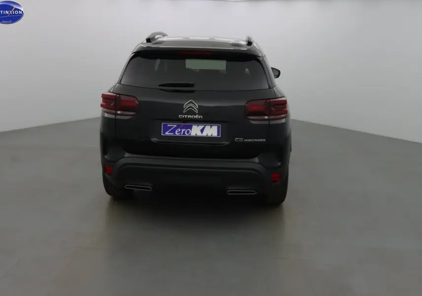 Vue arrière d'un Citroën C5 Aircross noir perle avec feux arrière LED et double sortie d'échappement intégrée.