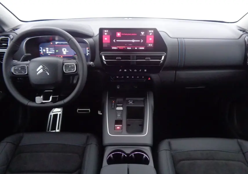 Intérieur noir du Citroën C5 Aircross 2022, vue frontale sur tableau de bord et console centrale avec écran tactile.