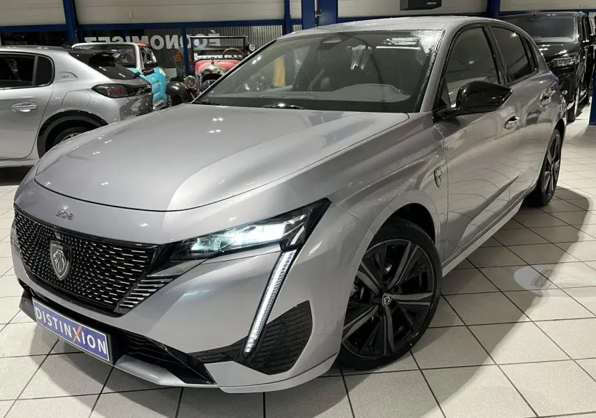 PEUGEOT 308 GT gris Artense en 3/4 avant droit, avec calandre noire vernie et jantes alliage noires.