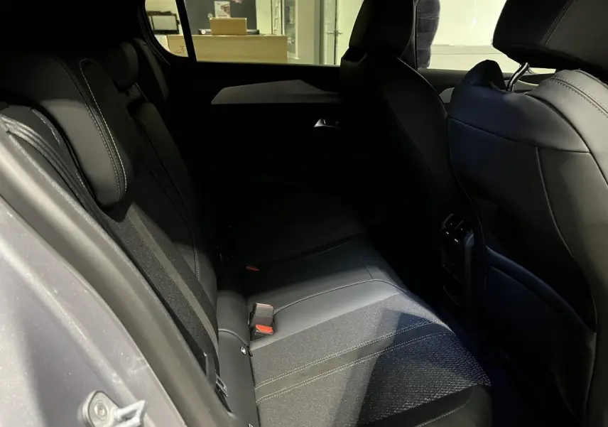 Vue côté gauche de la banquette arrière en tissu et cuir noir de la Peugeot 308 GT gris Artense 2024.