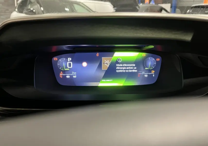 Affichage numérique du combiné d'instrumentation Peugeot 308 2024 montrant le mode économie d'énergie activé.