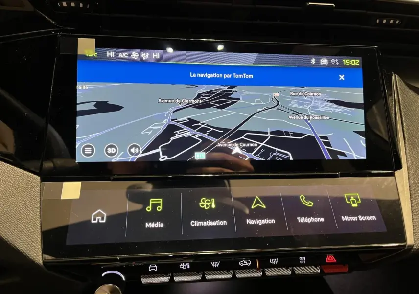 Écran tactile central affichant la navigation TomTom dans l'habitacle d'une Peugeot 308 gris Artense.