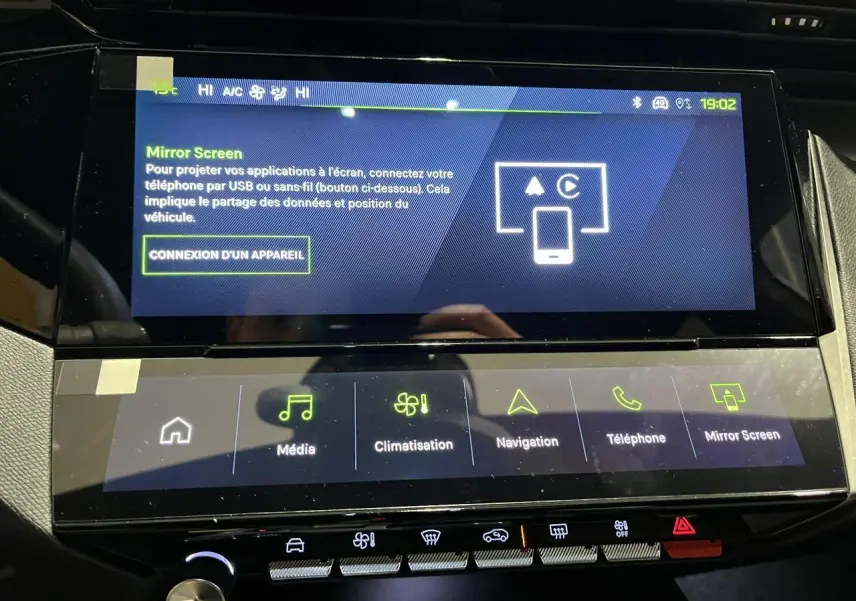 Écran tactile central du Peugeot 308 GT 2024 affichant la fonction Mirror Screen dans l'habitacle noir.