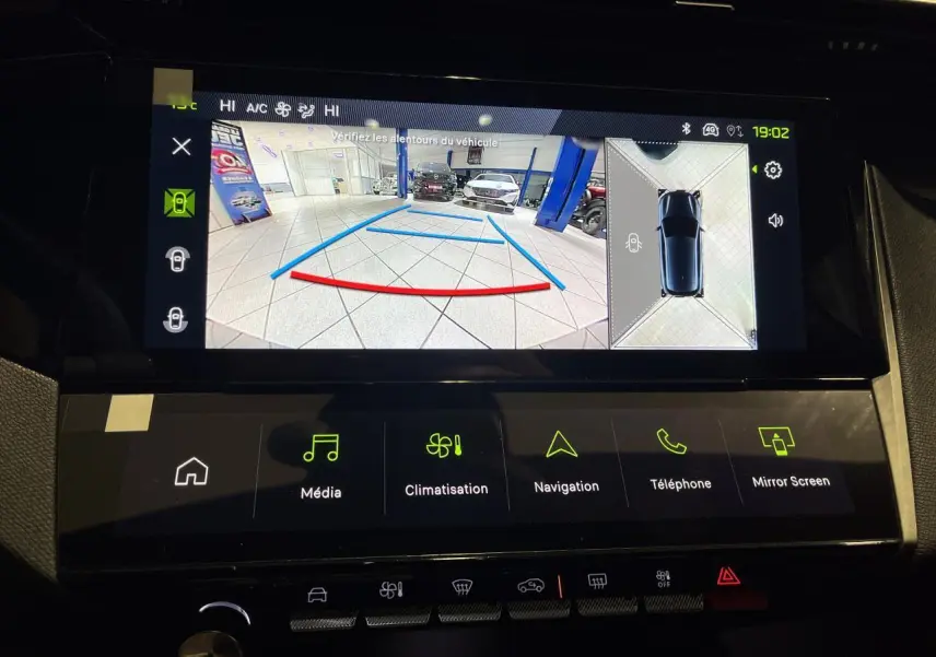 Vue de l'écran multimédia affichant la caméra de recul et l'aide au stationnement du Peugeot 308 gris Artense.