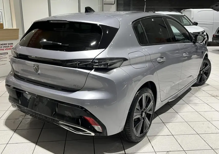 Peugeot 308 GT gris Artense vue 3/4 arrière droit avec feux arrière griffés et jantes alliage 18 pouces.