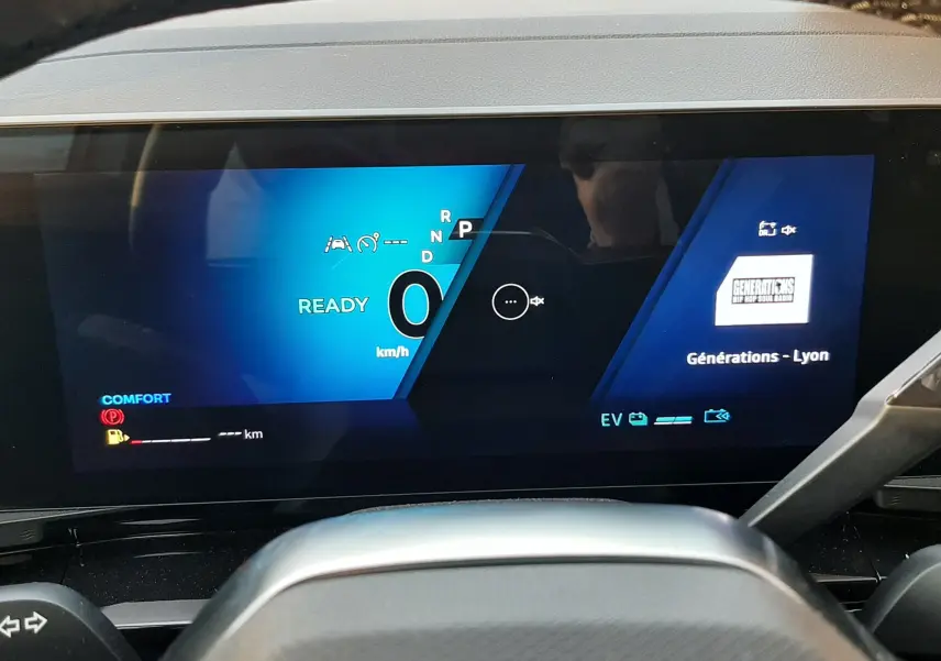 Affichage numérique du tableau de bord du Renault Austral E-Tech hybride, montrant la vitesse à 0 km/h et le mode confort.