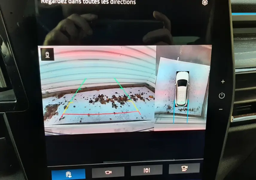Affichage de la caméra de recul et vue 360° sur l'écran du tableau de bord du Renault Austral blanc nacré toit noir 2025.