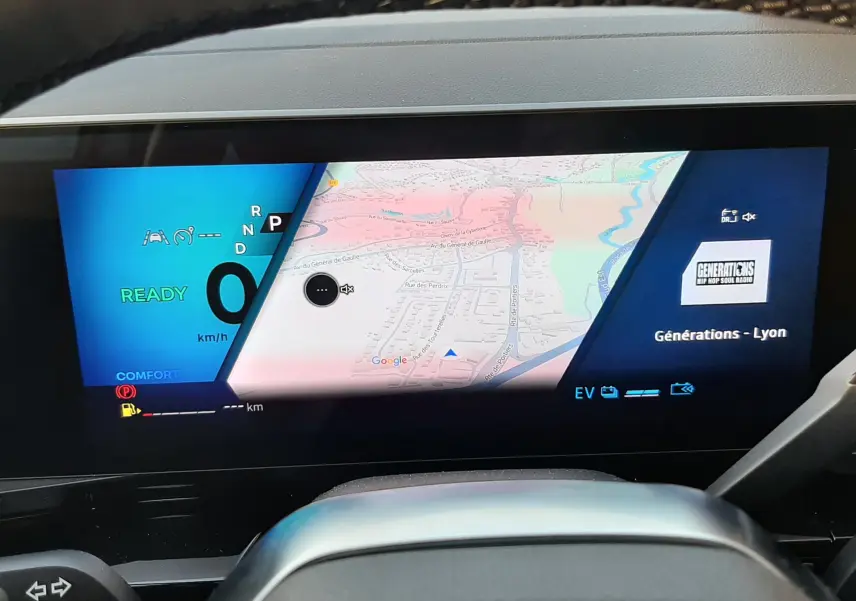 Tableau de bord numérique du Renault Austral 2025, affichant la navigation et l'état prêt au démarrage.