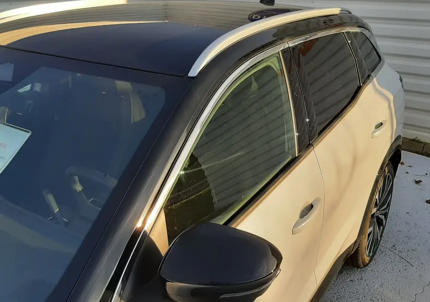 Écran central de la Renault Austral E-Tech 2025 montrant la caméra de recul avec lignes de guidage et vue 360° extérieure.