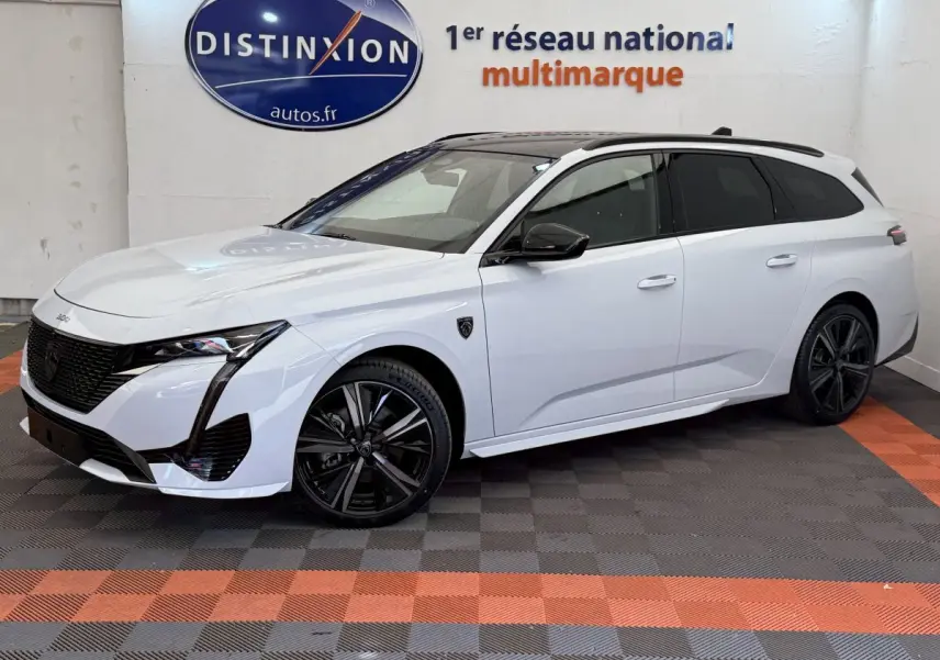 Peugeot 308 Hybrid 136 e-DCS6 GT blanche vue 3/4 avant droit, jantes noires et toit noir contrasté.