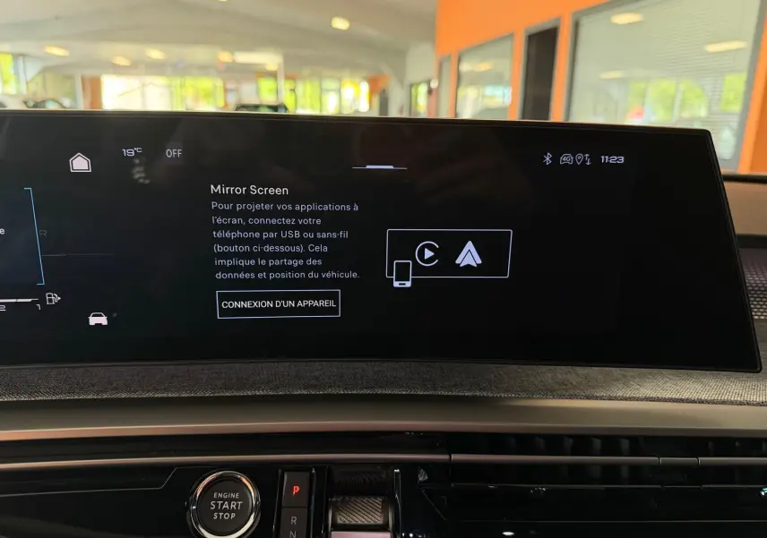 Vue intérieure du tableau de bord du Peugeot 5008 Hybrid 145 GT avec écran HD 21’’ et bouton start/stop.