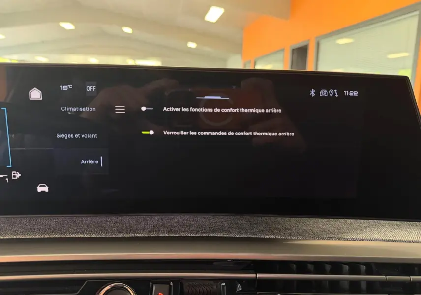 Écran tactile central du Peugeot 5008 Hybrid 145 GT montrant les réglages de confort thermique arrière, intérieur moderne.