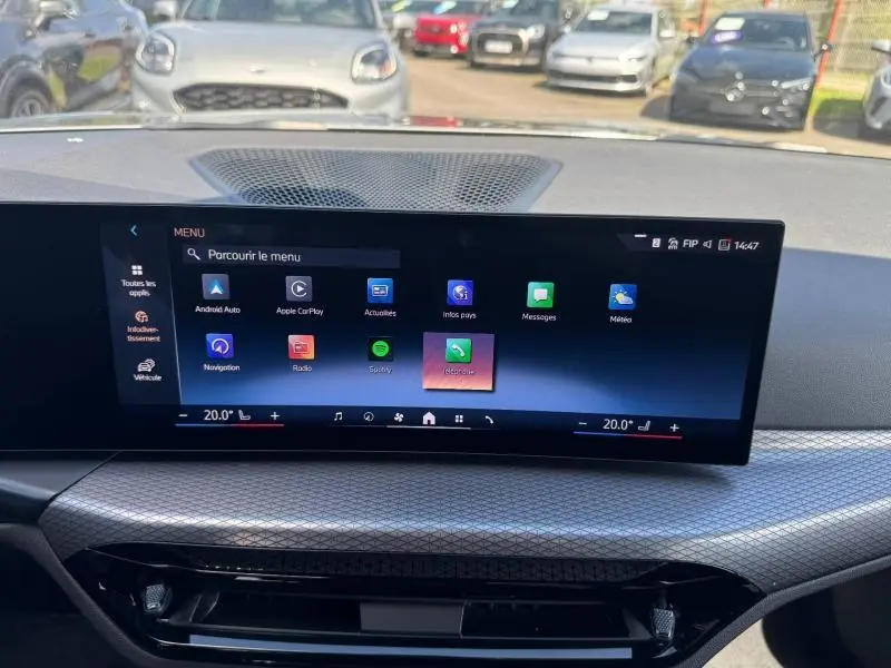 Vue intérieure du tableau de bord de la BMW Série 3 320dA xDrive M Sport 2025 avec écran tactile et finition moderne.
