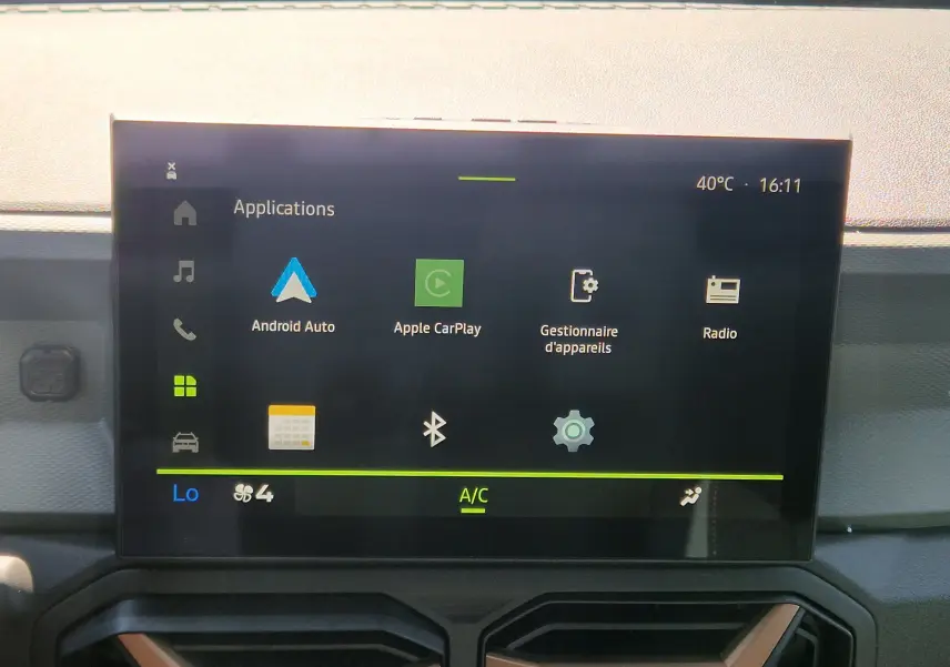 Écran tactile central du Dacia Duster 1.8 Hybrid 155 Extreme affichant les applications Android Auto et Apple CarPlay.