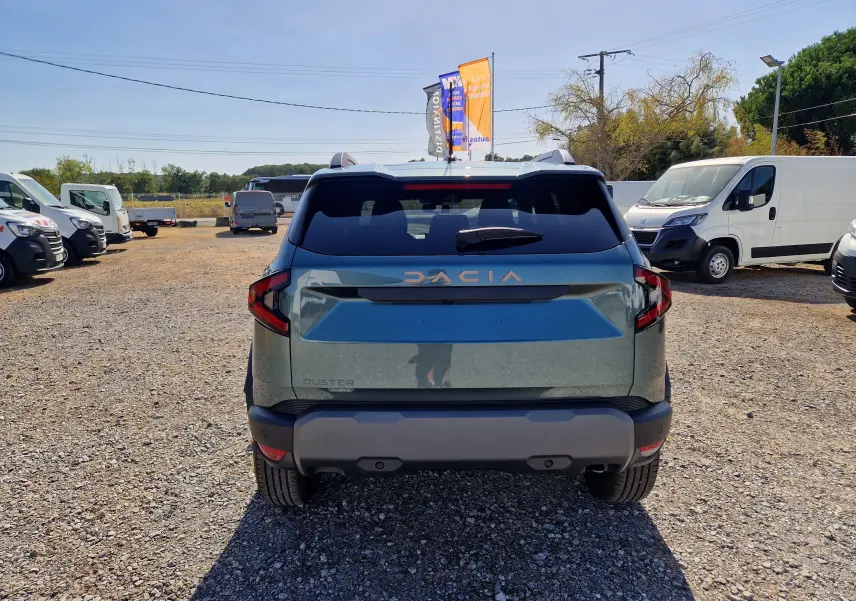Vue arrière d’un Dacia Duster 1.8 Hybrid 155 en vert cèdre, avec logo DACIA et feux arrière distinctifs.