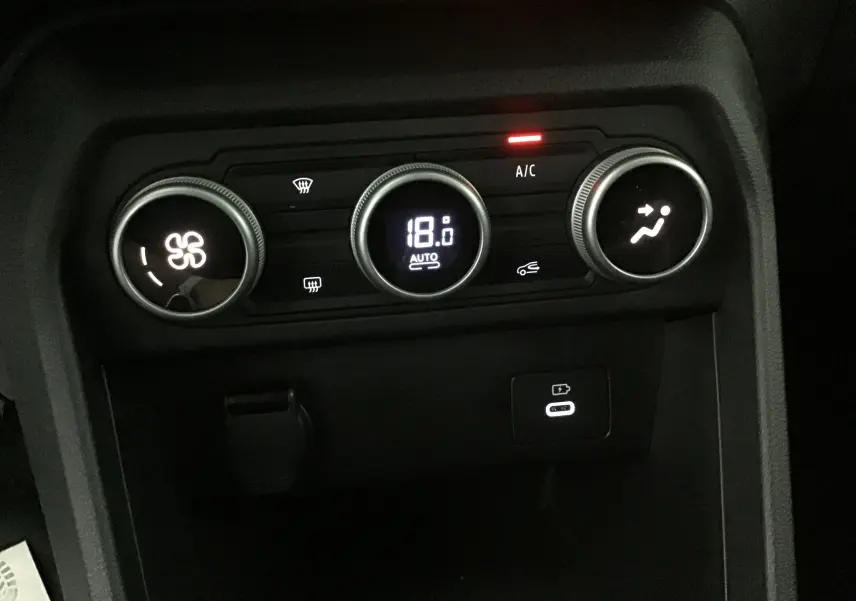 Panneau de commande de climatisation automatique à 18°C dans une Dacia Sandero Stepway 2025, avec port USB visible.
