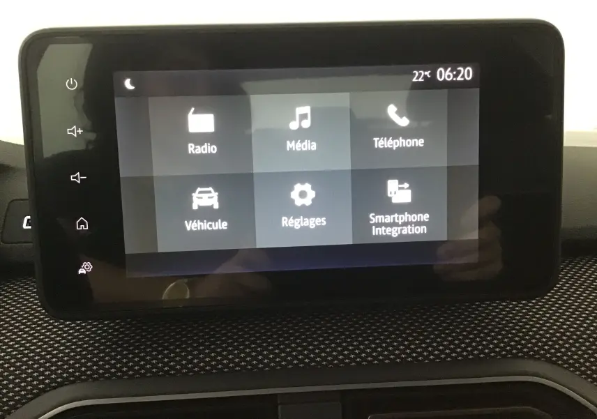 Écran tactile central du tableau de bord de la Dacia Sandero Stepway 2025 affichant les options multimédia et réglages.