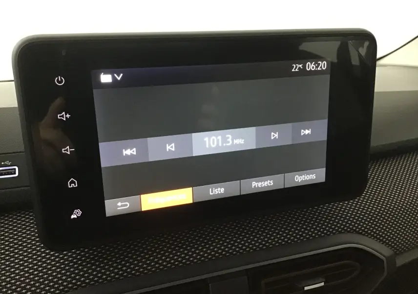Écran tactile central affichant la radio FM à 101,3 MHz dans l'habitacle du Dacia Sandero Stepway 2025.