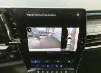 Écran tactile intérieur du Renault Austral 2025 montrant la caméra de recul avec lignes de guidage et vue 360° en blanc nacré.