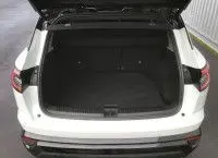 Vue arrière ouverte du coffre d'un Renault Austral blanc nacré avec toit noir, version hybride 2025, sans chargement.