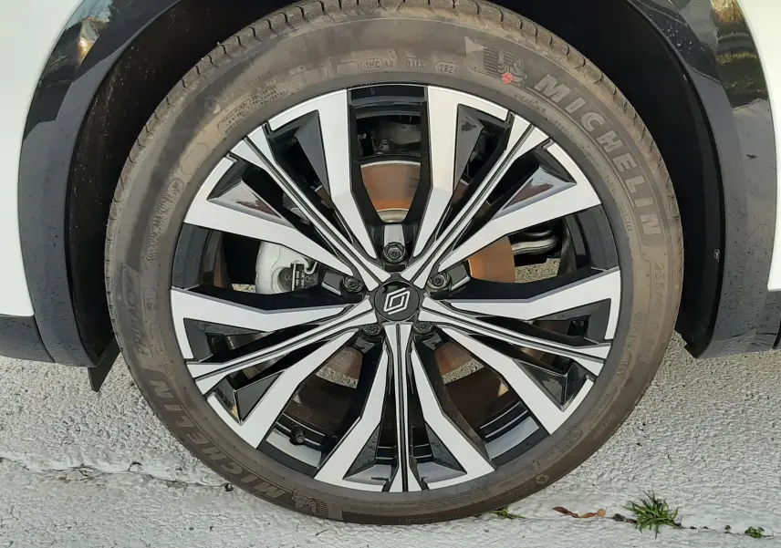 Vue arrière du Renault Austral E-Tech Full Hybrid 200 Iconic blanc nacré avec toit noir et feux LED distinctifs.