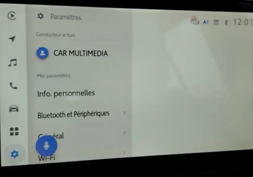 Écran tactile du système multimédia du Toyota Corolla Cross 2025, affichant les paramètres et options connectivité.