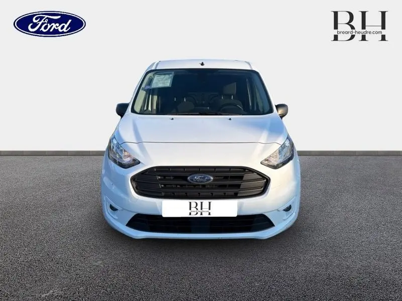 Vue frontale d'un Ford Transit Connect FGN blanc glacier avec calandre noire et phares halogènes visibles.