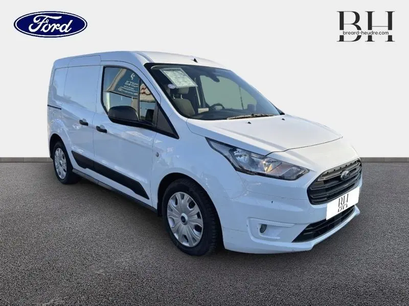 Fourgon Ford Transit Connect blanc glacier vu en 3/4 avant droit, avec rétroviseurs noirs et jantes acier.