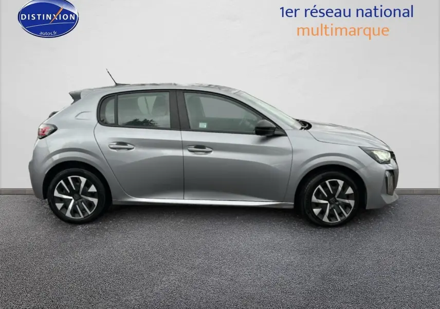 Peugeot 208 1.2 PureTech 100 Active gris Artense vue de profil côté gauche avec jantes alliage distinctives.