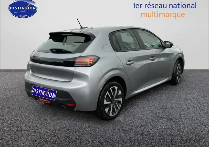 Peugeot 208 gris artense vue 3/4 arrière droit, avec feux arrière LED et jantes alliage distinctives.