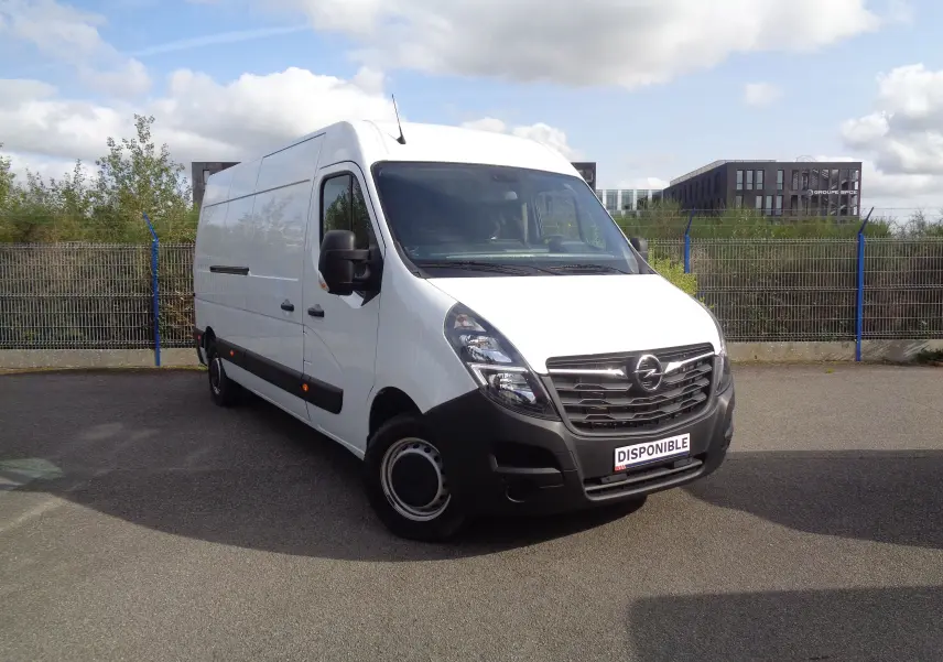 Fourgon Opel Movano blanc polaire vu en 3/4 avant droit, avec calandre noire et plaque "DISPONIBLE" visible.