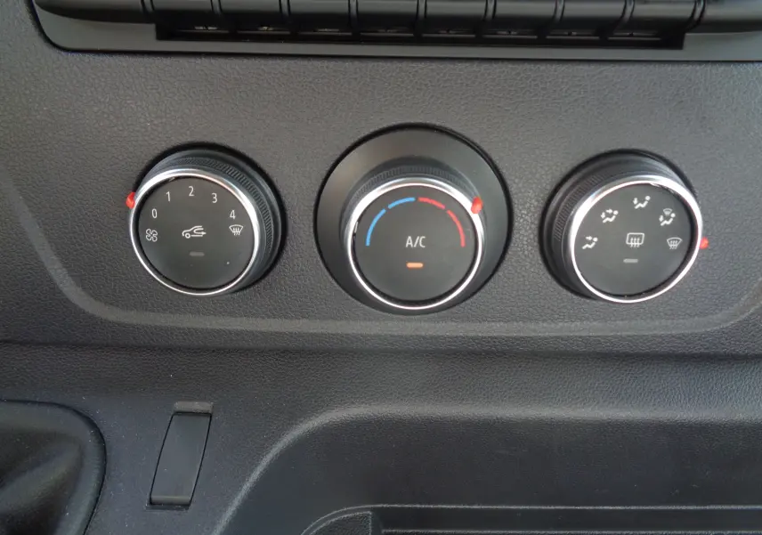 Gros plan sur les commandes de climatisation du tableau de bord du fourgon Opel Movano blanc polaire 2022.