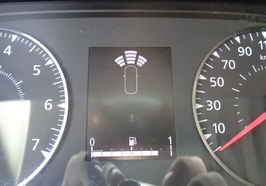 Affichage du tableau de bord de l'Opel Movano Fourgon blanc polaire, avec indicateur de carburant et capteurs de proximité actifs.