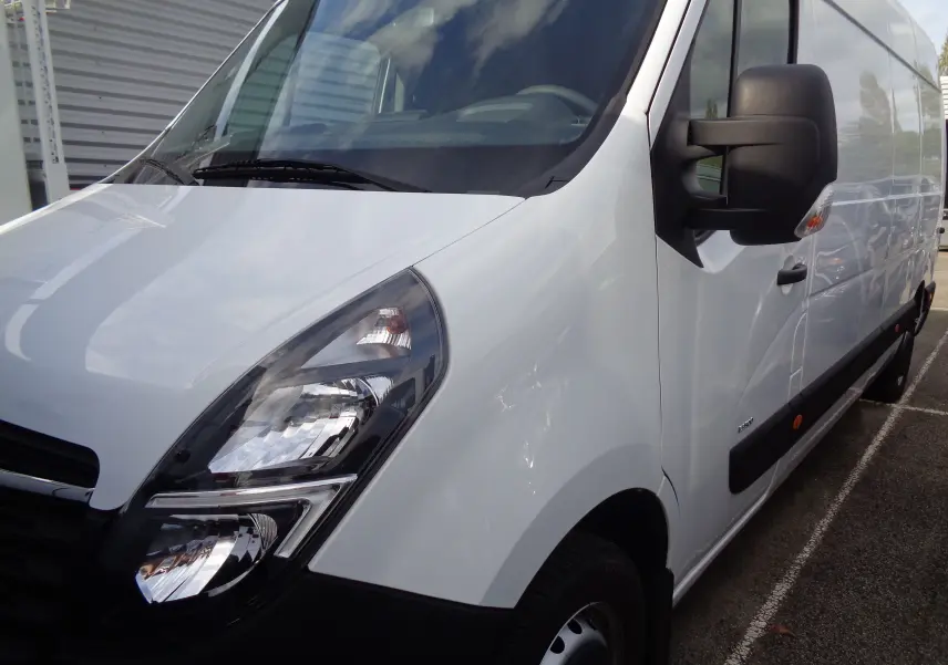 Vue 3/4 avant droit d'un Opel Movano Fourgon blanc polaire avec rétroviseur noir et phares distinctifs.