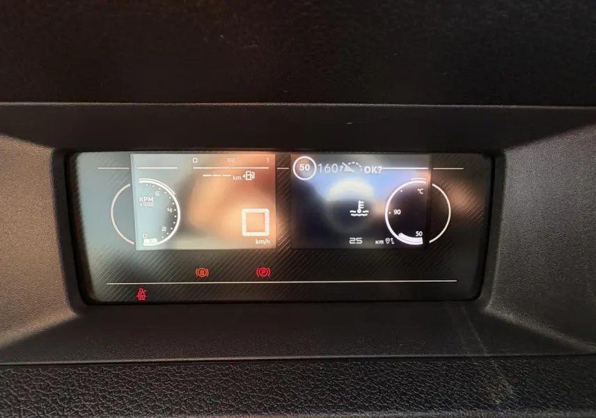 Combiné numérique 10 pouces affichant compte-tours et température moteur dans un Opel Vivaro 2024.