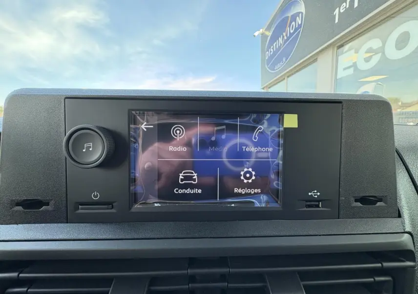 Écran tactile 10 pouces du tableau de bord de l'Opel Vivaro 2024 affichant les options radio, média, téléphone, conduite et réglages.