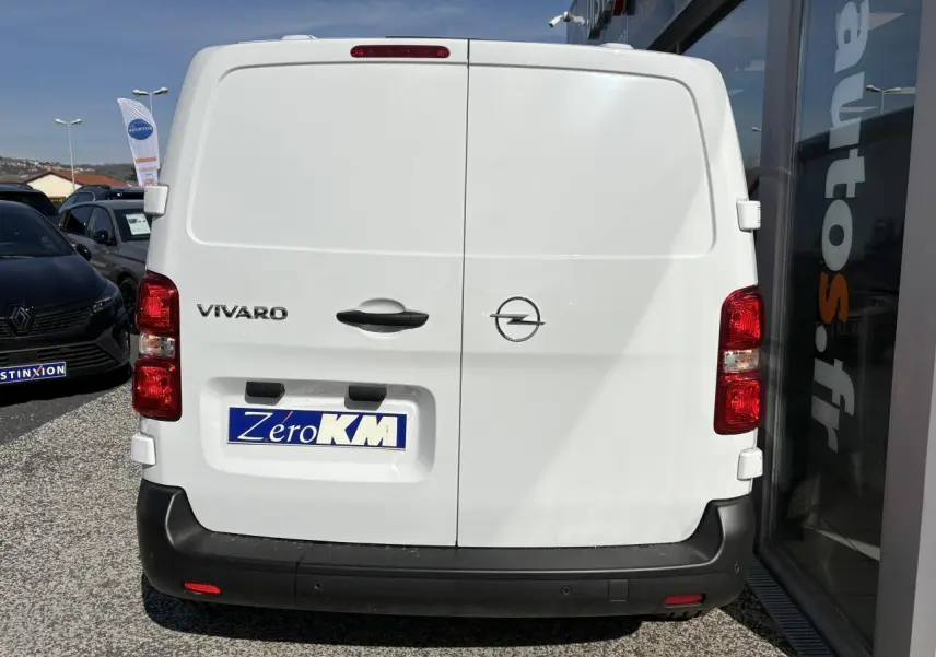 Vue arrière d’un utilitaire Opel Vivaro blanc avec portes battantes et pare-chocs noir.