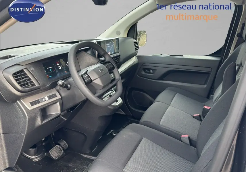 Intérieur du Citroën Jumpy Fourgon XL 2025 en gris, vue côté conducteur montrant tableau de bord et sièges avant.