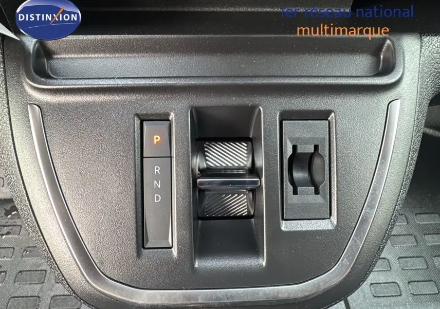 Vue rapprochée de la commande de boîte automatique du Citroën Jumpy Fourgon XL gris titane, avec sélecteur P, R, N, D.